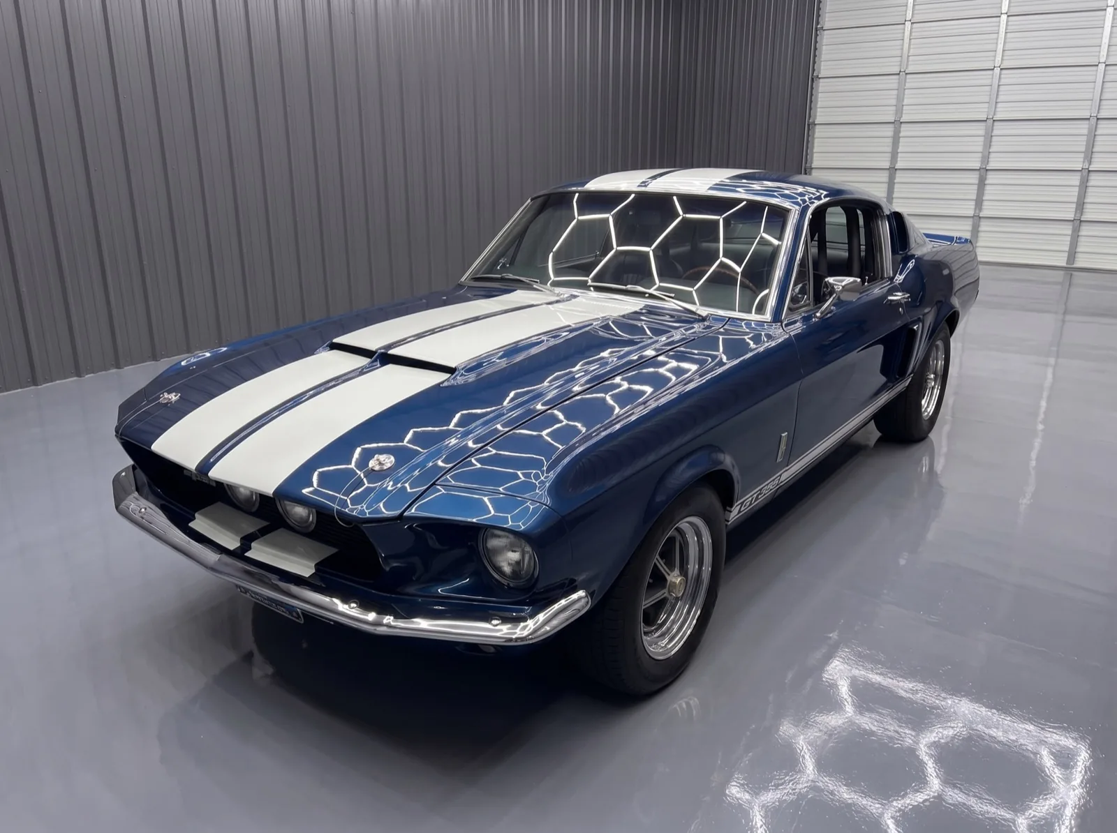 Ceramic coating gloss on a car
